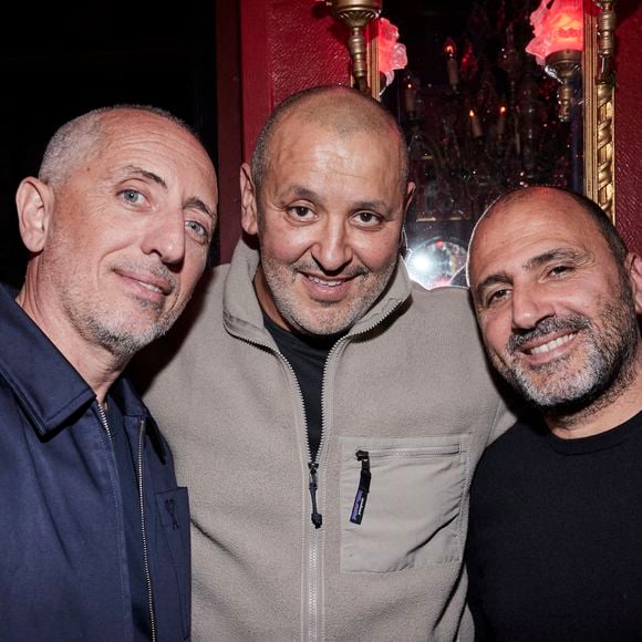 Exclusif - Gad Elmaleh, Karim Kachour, guest - Inauguration du Michou Comedy Club avec Gad Elmaleh à Paris le 17 mars 2025. 
Le cabaret transformiste parisien Michou, créé en 1957, est devenu lundi soir un club dédié au stand-up, à l'initiative de son nouveau propriétaire Gad Elmaleh, une aventure qui relève "de la main tendue, de la transmission". 
"Il n'y aura jamais de grand joueur sans centre de formation. Et on est à la fois un terrain, un lieu du match, un lieu de vie, d'échange, de rencontres", a ajouté l'humoriste qui a créé un premier comedy club, Le Vig's, à Marseille il y a quelques semaines. 
"Je ressens beaucoup d'émotion. La satisfaction de voir la naissance des carrières, c'est énorme!", pour celui qui "préfère créer des comedy clubs pour découvrir des talents plutôt que d'avoir un jour une rue à (son) nom".
D'une capacité de 80 spectateurs, le Michou Comedy Club est ouvert dans un premier temps du mercredi au samedi, avec l'objectif de programmer des "standupers" en début de carrière toute la semaine.
L'humoriste P. de Saint Sernin, vu le samedi soir dans "Quelle Époque!" sur France 2, était à l'affiche du plateau inaugural.
G. Elmaleh a été choisi par la justice en octobre pour racheter le fonds de commerce de "Chez Michou".
Son fondateur, surnommé Michou, est décédé début 2020. L'établissement a ensuite connu des difficultés financières et a été mis en liquidation judiciaire l'été dernier.
Pour C. Catty-Jacquart, la nièce de Michou, "Gad Elmaleh va continuer à faire vivre le 80 rue des Martyrs, tombé entre de bonnes mains comme Michou l'aurait aimé. On aurait été malheureux que le lieu devienne autre chose qu'un cabaret".
En 2003, Gad Elmaleh, figure francophone de l'humour, a interprété au cinéma le personnage de "Chouchou", un travesti exubérant.
"C'est ici, chez Michou, que j'ai peaufiné l'écriture des scènes de cabaret de mon film", a raconté l'humoriste.
"Le cabaret Michou, c'est une histoire. Je n'avais pas envie de changer quoi que ce soit. On a tout laissé intact, les photos, les cadres dorés typiques sur les murs".
Il s'offre une adresse internationalement connue dont le fondateur, surnommé "le prince bleu de Montmartre", a inspiré "La Cage aux folles" au comédien et auteur J. Poiret dans les années 1970.
Berceau du transformisme et plus petit cabaret de Paris, "Chez Michou" présentait depuis 68 ans un dîner-spectacle avec des travestis surnommés les "Michettes", imitant des vedettes de la chanson et du cinéma comme S. Vartan, A. Girardot, J. Hallyday, M. Mathieu ou Dalida. © Cyril Moreau/Bestimage