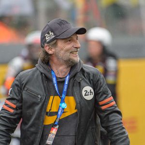Mathieu Kassovitz donne le coup d'envoi des 24 Heures du Mans moto sur le circuit Bugatti au Mans, le 19 avril 2025.