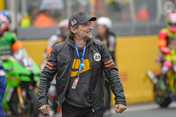 Mathieu Kassovitz donne le coup d'envoi des 24 Heures du Mans moto sur le circuit Bugatti au Mans, le 19 avril 2025.