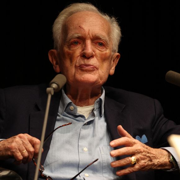 Exclusif - Le journaliste, homme de médias, scénariste, réalisateur et écrivain Philippe Labro à la Station Ausone - Librairie Mollat à Bordeaux, le 18 octobre 2024, pour un échange avec ses lecteurs et la présentation de son romzn "Deux gimlets sur la 5e Avenue" - Gallimard. © Jean-Marc Lhomer/Bestimage