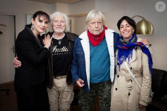 Exclusif - Hugues Aufray, sa femme Murielle, Renaud et sa femme Cerise en backstage du concert de Hugues Aufray au Le Dôme de Paris - Palais des Sports le 9 novembre 2025.

© Jack Tribeca / Bestimage