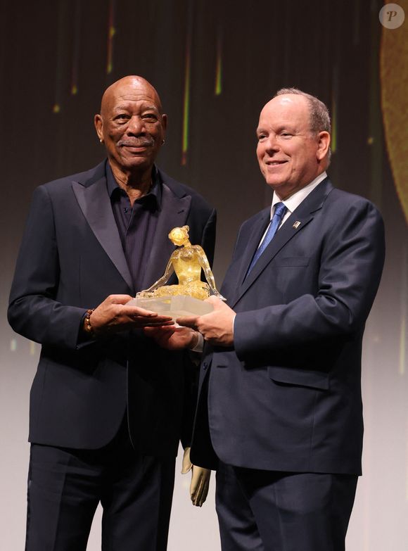 Morgan Freeman reçoit une nymphe de cristal des mains du prince Albert II de Monaco lors de la soirée d'ouverture de la 63ème édition du Festival de télévision de Monte-Carlo, Monaco, le 14 juin 2024. 

© Denis Guignebourg/BestImage