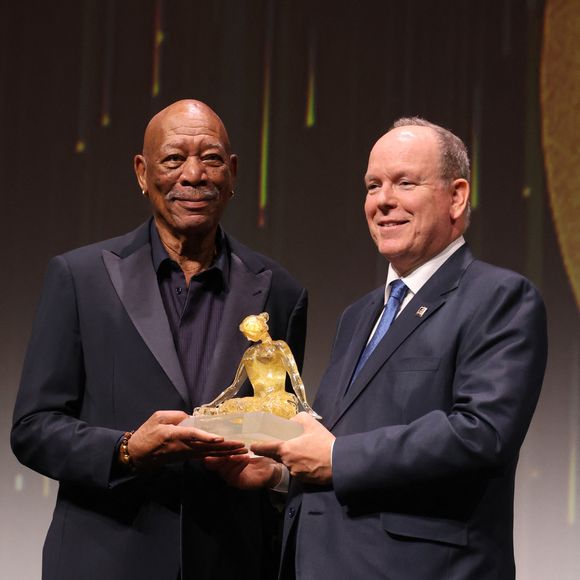Morgan Freeman reçoit une nymphe de cristal des mains du prince Albert II de Monaco lors de la soirée d'ouverture de la 63ème édition du Festival de télévision de Monte-Carlo, Monaco, le 14 juin 2024. 

© Denis Guignebourg/BestImage