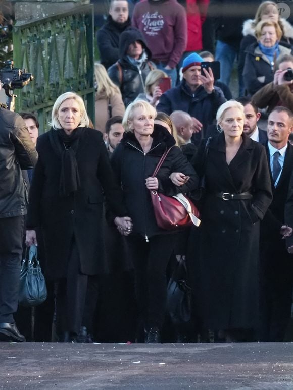 Marine Le Pen, ses soeurs Marie Caroline et Yann - Le clan Le Pen se rend au cimetière de la Trinité-sur-Mer après les obsèques de Jean-Marie Le Pen en l'église Saint-Joseph le 11 janvier 2025.