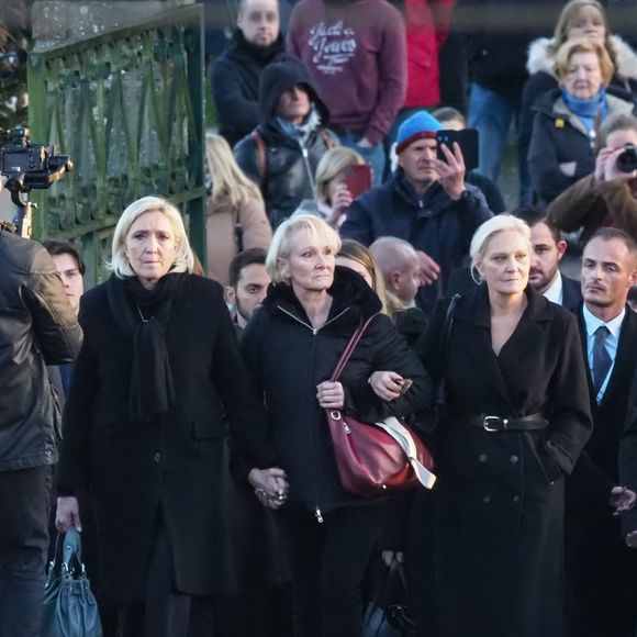 Marine Le Pen, ses soeurs Marie Caroline et Yann - Le clan Le Pen se rend au cimetière de la Trinité-sur-Mer après les obsèques de Jean-Marie Le Pen en l'église Saint-Joseph le 11 janvier 2025.