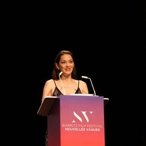 Marion Cotillard au Théâtre de la Gare du Midi lors de la Cérémonie d'ouverture du Festival international du film de Biarritz - Nouvelles Vagues 2026, le 23 juin 2026. © Jean-Marc Lhomer / Bestimage