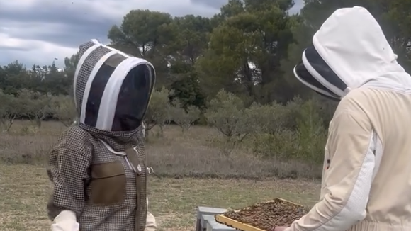 Véronique Jannot en pleine initiation à l'apiculture.