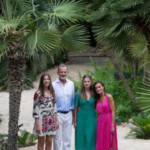 Plus de 1900 soldats sont désormais mobilisés pour combattre jusqu’à vingt incendies, surtout en Galice, dans le nord-ouest de l’Espagne. 

L'infante Sofia d'Espagne, Le roi Felipe VI d’Espagne, L'infante Sofia d'Espagne, La reine Letizia d’Espagne - Séance photo d’été de la famille royale espagnole dans les jardins dAlfabia pendant leurs vacances à Majorque (Espagne), le 31 juillet 2023. Backgrid UK/ Bestimage