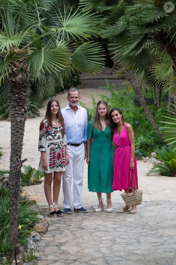 Plus de 1900 soldats sont désormais mobilisés pour combattre jusqu’à vingt incendies, surtout en Galice, dans le nord-ouest de l’Espagne. 

L'infante Sofia d'Espagne, Le roi Felipe VI d’Espagne, L'infante Sofia d'Espagne, La reine Letizia d’Espagne - Séance photo d’été de la famille royale espagnole dans les jardins dAlfabia pendant leurs vacances à Majorque (Espagne), le 31 juillet 2023. Backgrid UK/ Bestimage