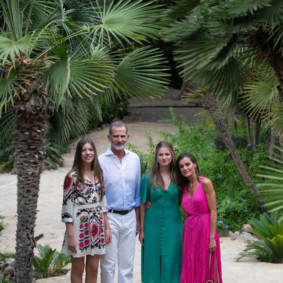 Plus de 1900 soldats sont désormais mobilisés pour combattre jusqu’à vingt incendies, surtout en Galice, dans le nord-ouest de l’Espagne. 

L'infante Sofia d'Espagne, Le roi Felipe VI d’Espagne, L'infante Sofia d'Espagne, La reine Letizia d’Espagne - Séance photo d’été de la famille royale espagnole dans les jardins dAlfabia pendant leurs vacances à Majorque (Espagne), le 31 juillet 2023. Backgrid UK/ Bestimage