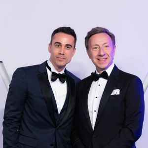 Le journaliste et animateur franco-luxembourgeois Stéphane Bern et son compagnon Yori Bailleres assistent à la 70ème édition du Bal de la Rose au Sporting Club de Monte-Carlo à Monaco, le 21 mars 2026. © Olivier Huitel/Pool Monaco/Bestimage