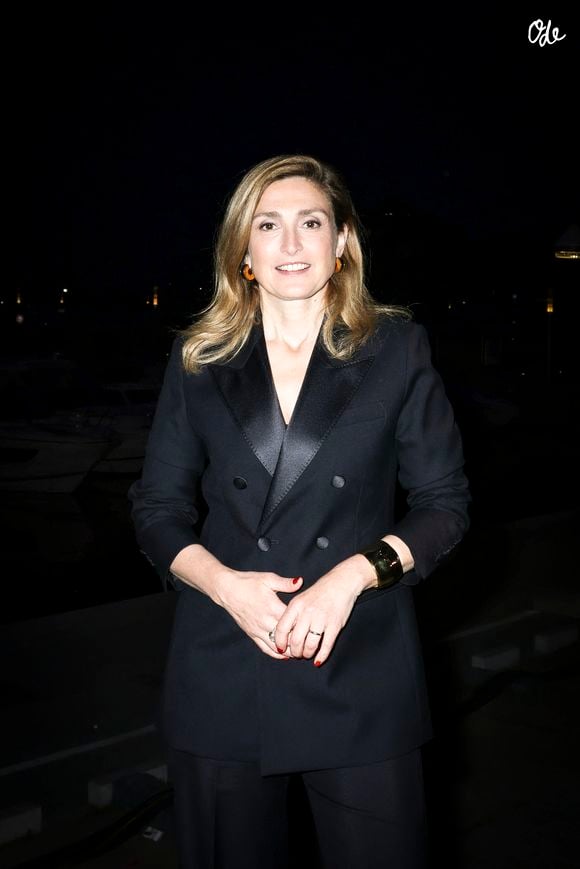 Julie Gayet en backstage de l'émission "C à vous" lors du 78ème Festival International du Film de Cannes le 19 mai 2025. © Jack Tribeca / Bestimage