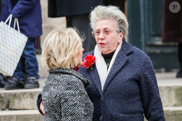 Evelyne Dhéliat et Françoise Laborde, la soeur de la défunte - Arrivées aux obsèques de C.Laborde en l’église Saint-Roch à Paris, le 6 février 2025. Décédée le 28 janvier 2025 à l'âge de 73 ans, l'ancienne présentatrice météo de TF1 (1988 - 2017) était atteinte de la maladie neurodégénérative à corps de Lewy. 
© Jacovides - Moreau / Bestimage