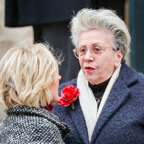 Evelyne Dhéliat et Françoise Laborde, la soeur de la défunte - Arrivées aux obsèques de C.Laborde en l’église Saint-Roch à Paris, le 6 février 2025. Décédée le 28 janvier 2025 à l'âge de 73 ans, l'ancienne présentatrice météo de TF1 (1988 - 2017) était atteinte de la maladie neurodégénérative à corps de Lewy. 
© Jacovides - Moreau / Bestimage