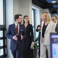 Le fils de Rania de Jordanie dans Paris avec son épouse et jeune maman, ils ont rencontré une femme française très influente