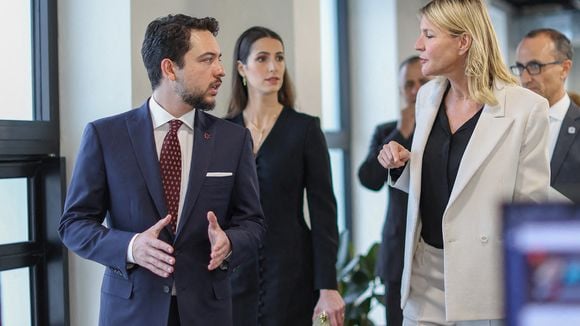 Le fils de Rania de Jordanie dans Paris avec son épouse et jeune maman, ils ont rencontré une femme française très influente