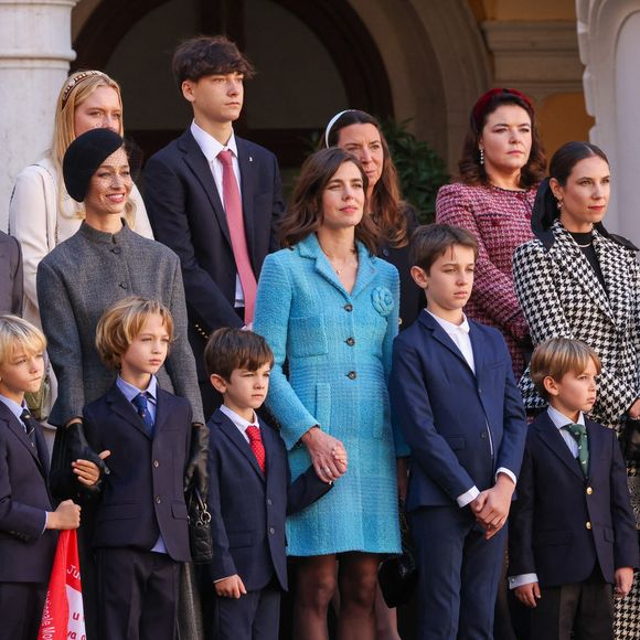 la princesse Alexandra de Hanovre, Pierre Casiraghi, Beatrice Borromeo, Charlotte Casiraghi, Tatiana Santo Domingo, Andrea casiraghi  dans la cour du palais princier le jour de la fête nationale de Monaco le 19 novembre 2024.

© Jean-Charles Vinaj / Pool Monaco / Bestimage