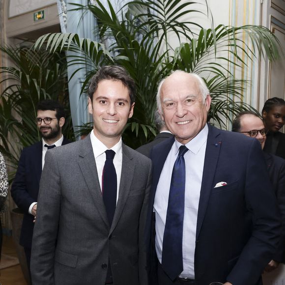 Gabriel Attal - Dîner de La Revue des Deux Mondes au Cercle de l’Union Interalliée dont l’invité d’honneur était Gabriel Attal à Paris le 20 janvier 2025. Lundi 20 janvier - Marc Ladreit de Lacharrière recevait Gabriel Attal pour le premier dîner du Cercle de la Revue des Deux Mondes de l'année 
 
Les salons du Cercle Interallié ont fait salle comble ce lundi, réunissant de nombreuses personnalités du monde des affaires, de la culture ou encore de la diplomatie, venues écouter l'ancien Premier ministre.
 
Etaient notamment présents à cette soirée prestigieuse, le Chancelier de l’Institut de France Xavier Darcos, l’ancien préfet Pierre de Bousquet de Florian et les principaux ambassadeurs d’Europe, dont l’ambassadrice de Grande-Bretagne Menna Rawlings.
 
Le cinéma était notamment très bien représenté par les réalisateurs Jean-Jacques Annaud, Yamina Benguigui et Vincent Duquesne. Du côté des affaires, on a pu y voir Laurent Dassault, Philippe Benacin, Augustin de Romanet et Philippe Palazzi.
 
Quant au monde de la culture, celui-ci comptait de nombreux représentants de qualité, avec Christophe Leribault, Emmanuel Kasarhérou, Adrien Goetz, Eléonore de Lacharrière, Pierre Sellal, Frédéric Jousset, Francine Mariani-Ducray ou encore Nathalie Obadia.
 
Une soirée exceptionnelle pour une rentrée réussie et riche de débats ! © Jack tribeca/Bestimage