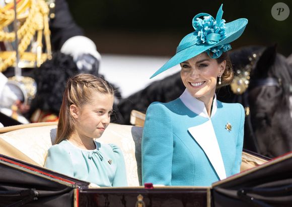 Kate Middleton et sa fille Charlotte lors de la cérémonie Trooping the Colour à Londres, le 14 juin 2025. 

Photo :  Dana Press / Bestimage