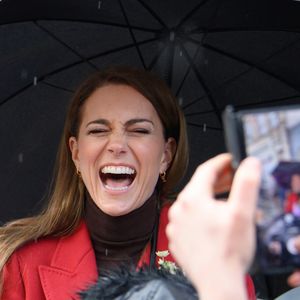 Catherine (Kate) Middleton, princesse de Galles, éclate de rire à la sortie du marché de Pontypridd, accompagnée du prince William, prince de Galles, le 26 février 2025. 
GOFF INF / BESTIMAGE