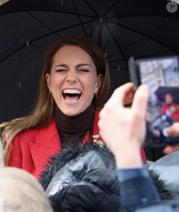 Catherine (Kate) Middleton, princesse de Galles, éclate de rire à la sortie du marché de Pontypridd, accompagnée du prince William, prince de Galles, le 26 février 2025. 
GOFF INF / BESTIMAGE