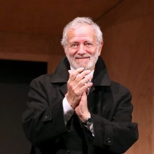 Francis Huster est un acteur emblématique marqué par des relations célèbres.

Exclusif - Francis Huster salue le public à la fin de la Première soirée de la Pièce " En thérapie " au Théâtre Antoine à Paris, France.

© Bertrand Rindoff / Bestimage