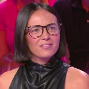 Elle a toutefois gardé contact avec Cyril Hanouna, qui lui a proposé de revenir au début de l’année 2026.
Agathe Auproux fait partie des nouvelles recrues de la saison 2 de "Tout beau, tout neuf". Elle était présente lors de la première ce lundi 31 août 2026.
Capture d'écran TBT9 / W9