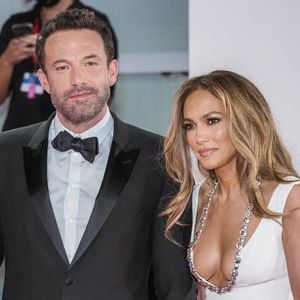 L'histoire d'amour de Ben Affleck et Jennifer Lopez aura eu le mérite de passionner les médias !

Jennifer Lopez aux côtés de Ben Affleck lors du 78ème festival international du film de Venise, la Mostra (MPP / Bestimage)
