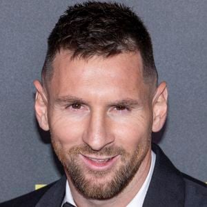 Derrière une immense baie vitrée, deux véhicules sont exposés dans un garage privé attenant au salon, avec vue sur l'océan Atlantique.

Lionel Messi - Photocall de la 67ème cérémonie du Ballon d’Or au Théâtre du Chatelet à Paris le 30 octobre 2023. © Cyril Moreau/Bestimage
