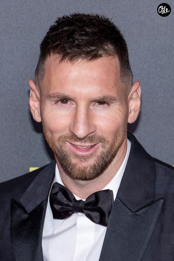Derrière une immense baie vitrée, deux véhicules sont exposés dans un garage privé attenant au salon, avec vue sur l'océan Atlantique.

Lionel Messi - Photocall de la 67ème cérémonie du Ballon d’Or au Théâtre du Chatelet à Paris le 30 octobre 2023. © Cyril Moreau/Bestimage