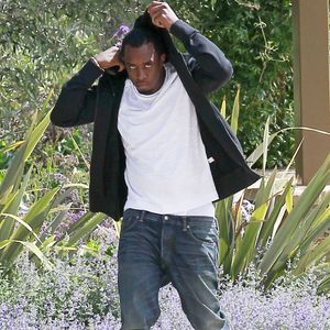 LOS ANGELES, CALIFORNIE - Jeudi 3 mai 2012. P. HOODIE - Sean "P. Diddy" Combs tente de se cacher sous sa capuche alors qu'il se promène dans le parc de Beverly Hills.  Bruja/Juan Sharma, ©/PCN/ABACAPRESS.COM