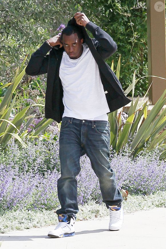 LOS ANGELES, CALIFORNIE - Jeudi 3 mai 2012. P. HOODIE - Sean "P. Diddy" Combs tente de se cacher sous sa capuche alors qu'il se promène dans le parc de Beverly Hills.  Bruja/Juan Sharma, ©/PCN/ABACAPRESS.COM