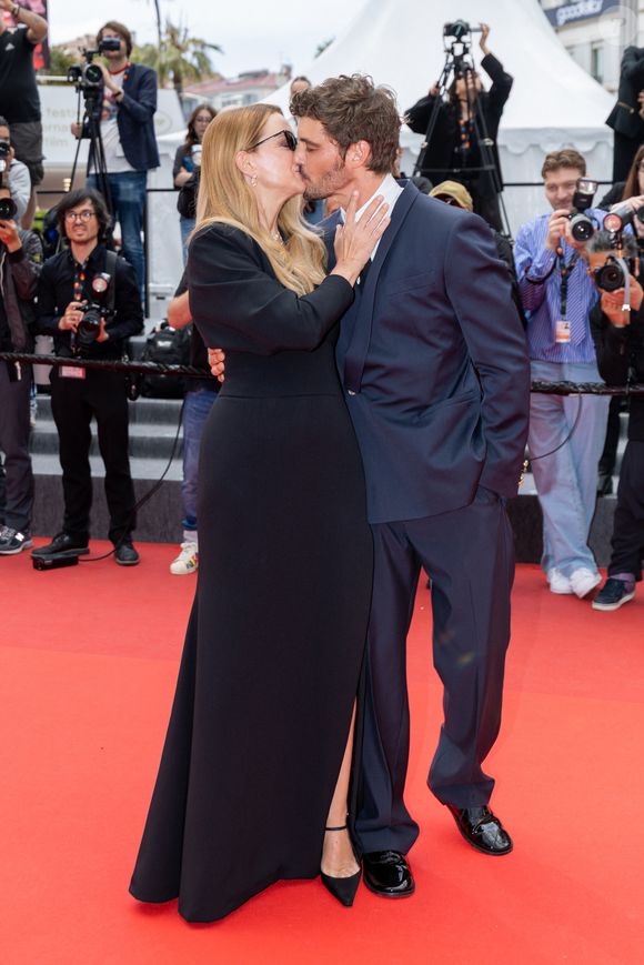 Virginie Efira et son compagnon Niels Schneider - Montée des marches du film " L'inconnue" lors du 79ème Festival International du Film de Cannes, le 18 mai 2026. © Jacovides-Moreau / Bestimage