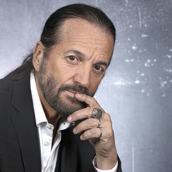 Après sa séparation avec Stella, Francis Lalanne a adopté un mode de vie nomade avant de retrouver l’amour avec Alice.

Exclusif - Rendez-vous avec Francis Lalanne à Paris lors de l'enregistrement de l'émission "Chez Jordan" à Paris le 1er février 2023. © Cédric Perrin / Bestimage