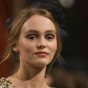 Lily-Rose Depp a encore du mal à vivre certains aspects de la célébrité

Lily-Rose Depp - Deuxième défilé Chanel "Métiers d'Art" au Ritz à Paris, France, le 6 décembre 2016. © Olivier Borde/Bestimage
