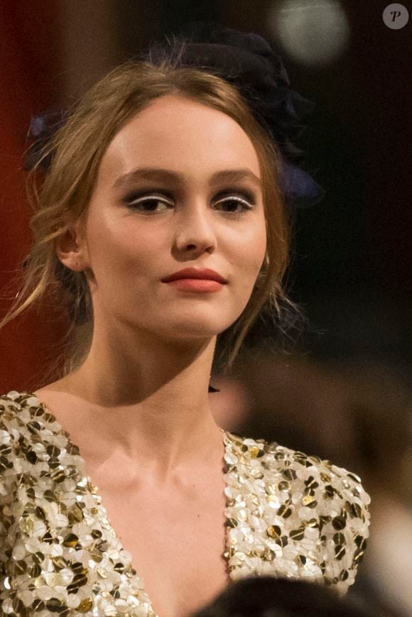 Lily-Rose Depp a encore du mal à vivre certains aspects de la célébrité

Lily-Rose Depp - Deuxième défilé Chanel "Métiers d'Art" au Ritz à Paris, France, le 6 décembre 2016. © Olivier Borde/Bestimage