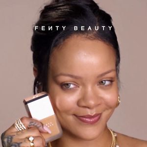 Rihanna faisant la promotion de Fenty beauty
©Backgrid UK/ Bestimage