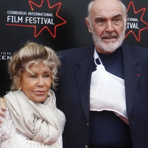 Photo d'archives du 21 juin 2008 de Sir Sean Connery et de son épouse Micheline arrivant à la première mondiale de Stone of Destiny dans le cadre du Festival international du film d'Édimbourg au Cineworld d'Édimbourg. © Danny Lawson/PA Wire ABACA