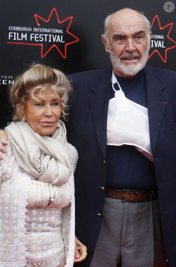 Photo d'archives du 21 juin 2008 de Sir Sean Connery et de son épouse Micheline arrivant à la première mondiale de Stone of Destiny dans le cadre du Festival international du film d'Édimbourg au Cineworld d'Édimbourg. © Danny Lawson/PA Wire ABACA