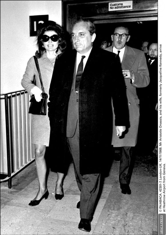 A l'occasion de l'anniversaire d' Aristote Onassis


© PA/ABACA. 42301-7. Londres-Royaume-Uni. 14/11/1968. M. Aristote Onassis et son épouse, Jacqueline Kennedy, arrivent à l'aéroport d'Heathrow en provenance de Genève.