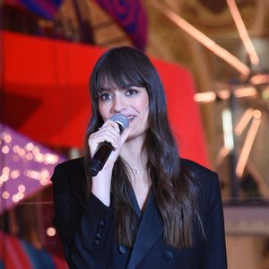 Clara Luciani lors de l'inauguration de Noël aux Galeries Lafayette à Paris, France, le 12 novembre 2025. Photo par Alain Apaydin/ABACAPRESS.COM