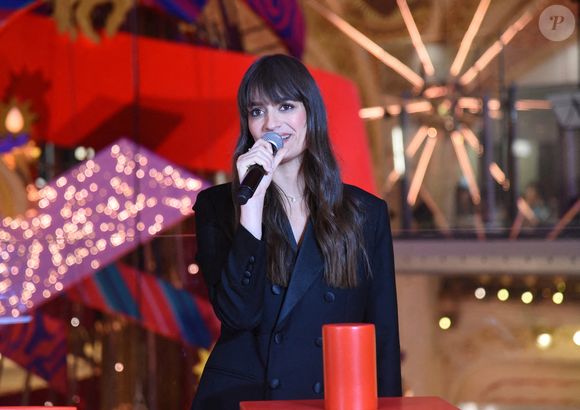 Clara Luciani lors de l'inauguration de Noël aux Galeries Lafayette à Paris, France, le 12 novembre 2025. Photo par Alain Apaydin/ABACAPRESS.COM