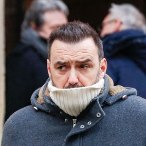 Cyril Lignac à la sortie des obsèques de Jean-Luc Petitrenaud en l'église Saint-Pierre-du-Gros-Caillou à Paris, France, le 17 janvier 2025. © Christophe Clovis/Bestimage