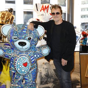 Sa chanson "C'est malin" est née de cette expérience pour souligner l'importance vitale du dépistage.

Exclusif - Axel Bauer - Vernissage des Ours Jayet à la Galerie Makolett à Paris le 26 juin 2025. © Marc Ausset-Lacroix/Bestimage