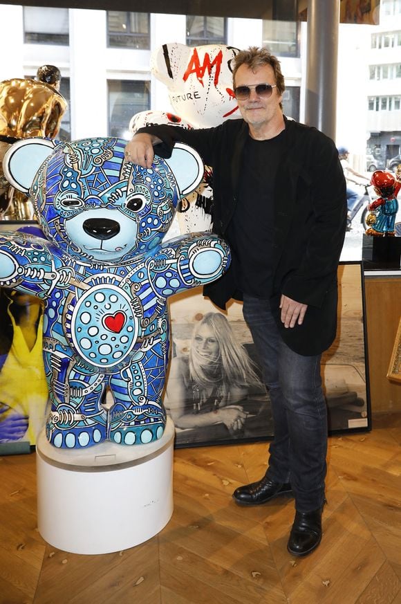 Sa chanson "C'est malin" est née de cette expérience pour souligner l'importance vitale du dépistage.

Exclusif - Axel Bauer - Vernissage des Ours Jayet à la Galerie Makolett à Paris le 26 juin 2025. © Marc Ausset-Lacroix/Bestimage