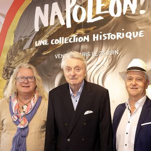 Exclusif - Pierre-Jean Chalençon, le prince Joachim Murat et Thierry Brun - Exposition de la collection de Pierre-Jean Chalençon pour la vente "Napoléon: Une collection historique" chez Sotheby's à Paris le 19 juin 2025.
C'est le styliste Jean-Charles de Castelbajac, qui a apporté sa touche colorée à la vitrine de la vente du 25 juin, consacrée aux objets provenant du trésor de Pierre-Jean Chalençon, l'un des plus grands collectionneurs privés d'objets napoléoniens au monde. © Cédric Perrin/Bestimage
