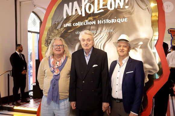 Exclusif - Pierre-Jean Chalençon, le prince Joachim Murat et Thierry Brun - Exposition de la collection de Pierre-Jean Chalençon pour la vente "Napoléon: Une collection historique" chez Sotheby's à Paris le 19 juin 2025.
C'est le styliste Jean-Charles de Castelbajac, qui a apporté sa touche colorée à la vitrine de la vente du 25 juin, consacrée aux objets provenant du trésor de Pierre-Jean Chalençon, l'un des plus grands collectionneurs privés d'objets napoléoniens au monde. © Cédric Perrin/Bestimage