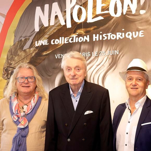 Exclusif - Pierre-Jean Chalençon, le prince Joachim Murat et Thierry Brun - Exposition de la collection de Pierre-Jean Chalençon pour la vente "Napoléon: Une collection historique" chez Sotheby's à Paris le 19 juin 2025.
C'est le styliste Jean-Charles de Castelbajac, qui a apporté sa touche colorée à la vitrine de la vente du 25 juin, consacrée aux objets provenant du trésor de Pierre-Jean Chalençon, l'un des plus grands collectionneurs privés d'objets napoléoniens au monde. © Cédric Perrin/Bestimage