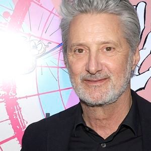 Antoine de Caunes a passé une partie de sa jeunesse à Trouville en Normandie. 

Antoine De Caunes - 3ème prix Gotlib récompensant la BD Humoristique créé par Ariane Gotlieb à Paris. © Cedric Perrin / Bestimage