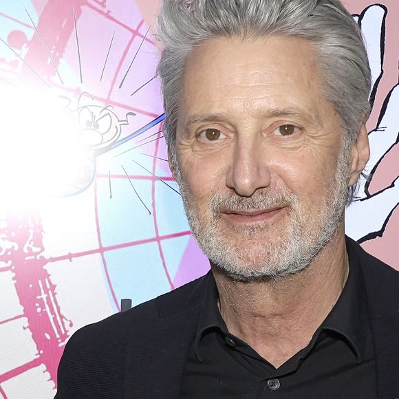Antoine de Caunes a passé une partie de sa jeunesse à Trouville en Normandie. 

Antoine De Caunes - 3ème prix Gotlib récompensant la BD Humoristique créé par Ariane Gotlieb à Paris. © Cedric Perrin / Bestimage